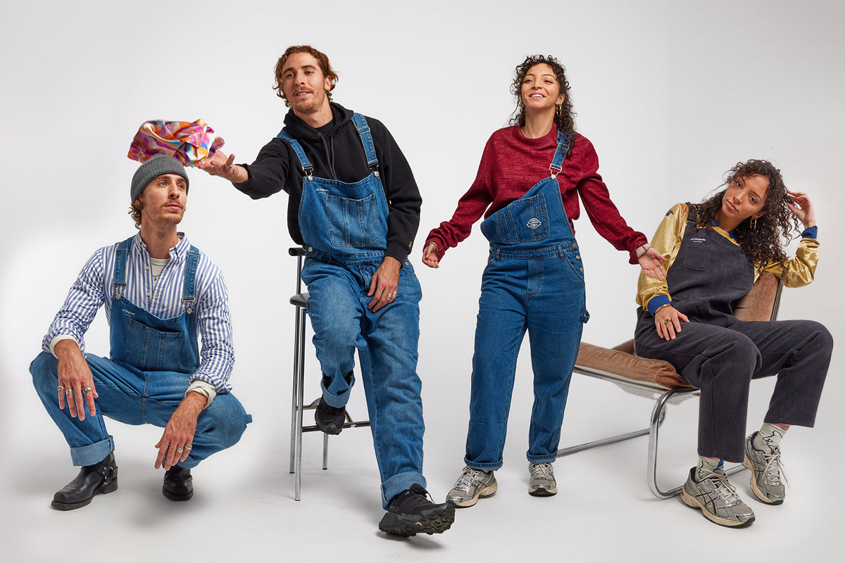 Quatre personnes en salopette en jean